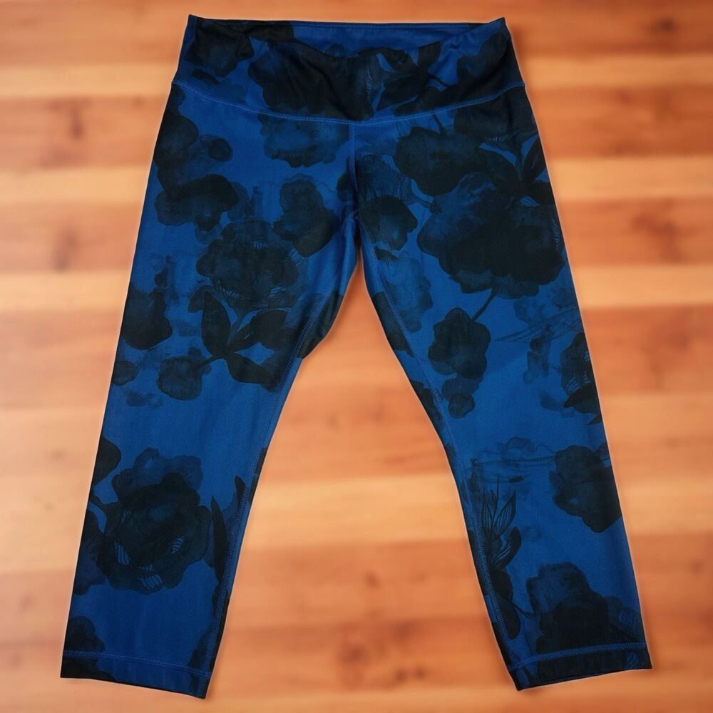 Lululemon Womens Blue/Black Floral Wunder Under Crop II Full-On Luxtreme Size 10